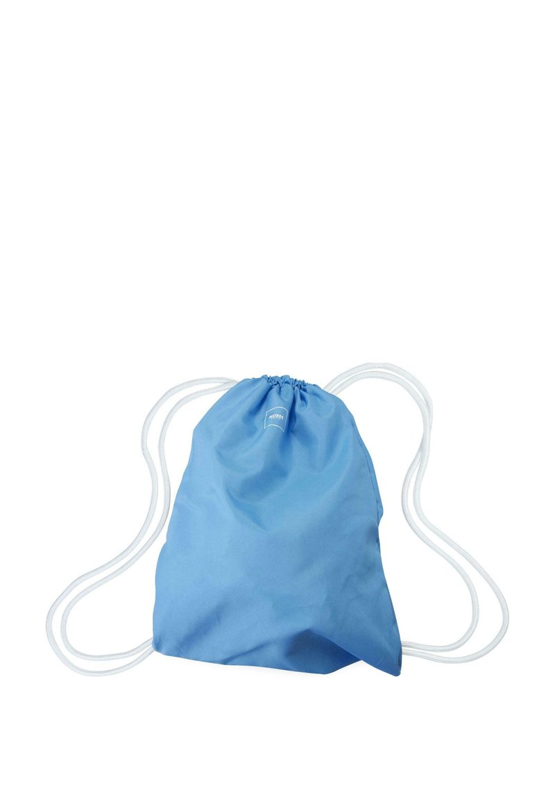 Lys blå snørebag laget av glatt stoff. Har hvite snorer og en liten logo foran. Enkelt, funksjonelt design.