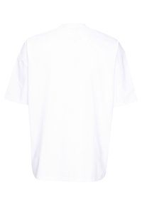 Camiseta de algodón blanca, diseño de corte holgado, mangas cortas, escote en V en la parte de atrás, textura lisa sin patrones ni acentos.