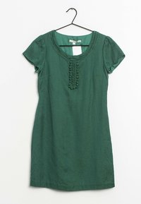 Grön kortärmad klänning med rund halsringning, med texturerad detaljer och tyg-volanger ned längs mitten. Slätt, lätt material.