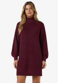 Vestido de malha borgonha com colarinho alto, mangas oversized, punhos e bainha canelados. Padrão texturizado em todo o tecido.