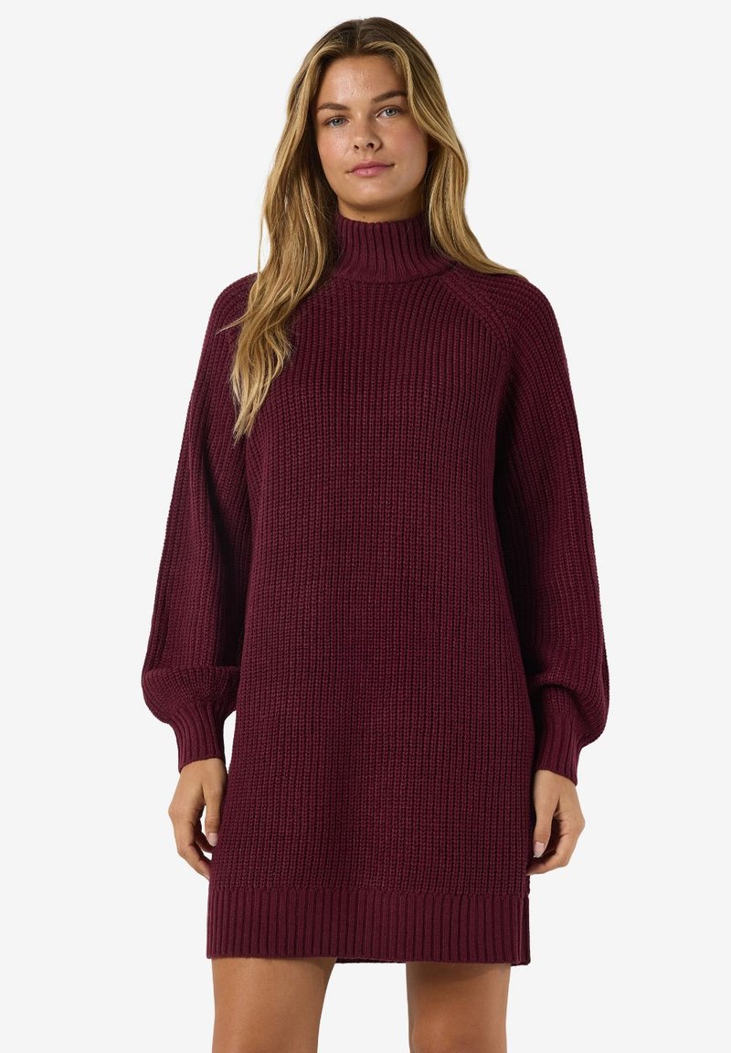 Vestido de malha borgonha com colarinho alto, mangas oversized, punhos e bainha canelados. Padrão texturizado em todo o tecido.