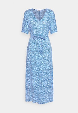 Robe portefeuille bleue à fleurs avec des manches courtes, décolleté en V, taille à nouer et une silhouette fluide. Présente un petit motif floral blanc sur l'ensemble.