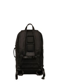 Zwarte rugzak met een mesh achterpaneel, gevoerde schouderbanden, verstelbare heupgesp, zijvak en gestructureerde stof. Minimalistisch ontwerp.