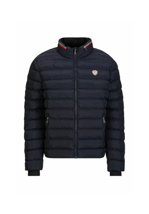 Marinekleurige pufferjack met een hoge kraag, een ritssluiting aan de voorkant en ribgebreide manchetten. Heeft een klein logo en een accent van rood, groen en wit gestreept.