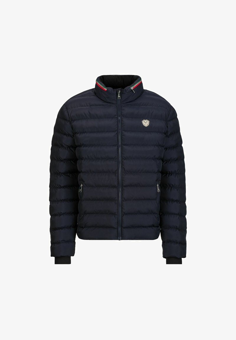 Marinekleurige pufferjack met een hoge kraag, een ritssluiting aan de voorkant en ribgebreide manchetten. Heeft een klein logo en een accent van rood, groen en wit gestreept.