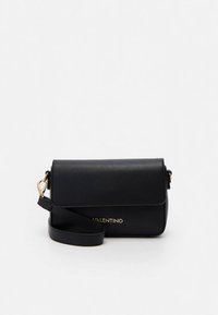 Svart rektangulär axelväska med flik, guldig "Valentino"-logotyp och justerbar rem med guldfärgad spänne på vit bakgrund.