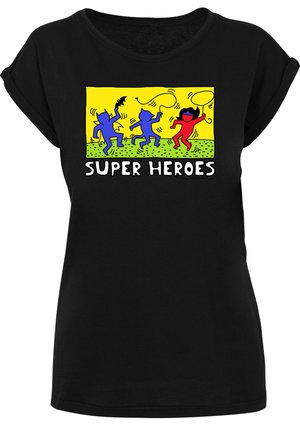 Černé tričko s barevným grafickým vyobrazením tří stylizovaných superhrdinů na žlutém pozadí s textem "SUPERHRDINOVÉ" v bílé barvě.