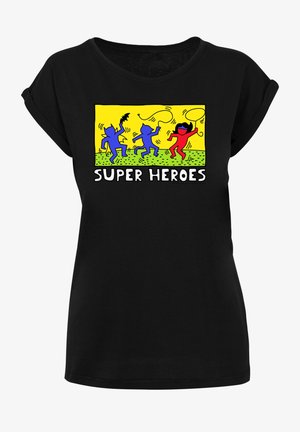 Černé tričko s barevným grafickým vyobrazením tří stylizovaných superhrdinů na žlutém pozadí s textem "SUPERHRDINOVÉ" v bílé barvě.