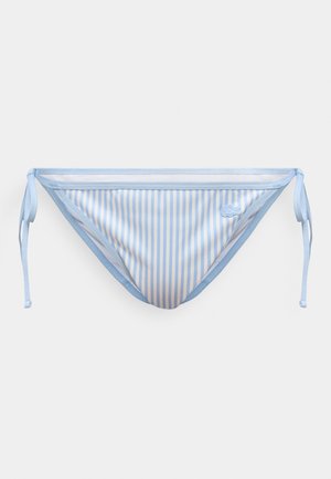 Parte inferior de bikini con rayas verticales azul claro y blancas, con lazos laterales ajustables y un pequeño logo bordado en el lado derecho delantero.