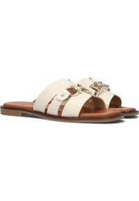 Twee beige leren slidersandalen met drie brede banden, accentueer met goudkleurige details en een platte bruine zool.