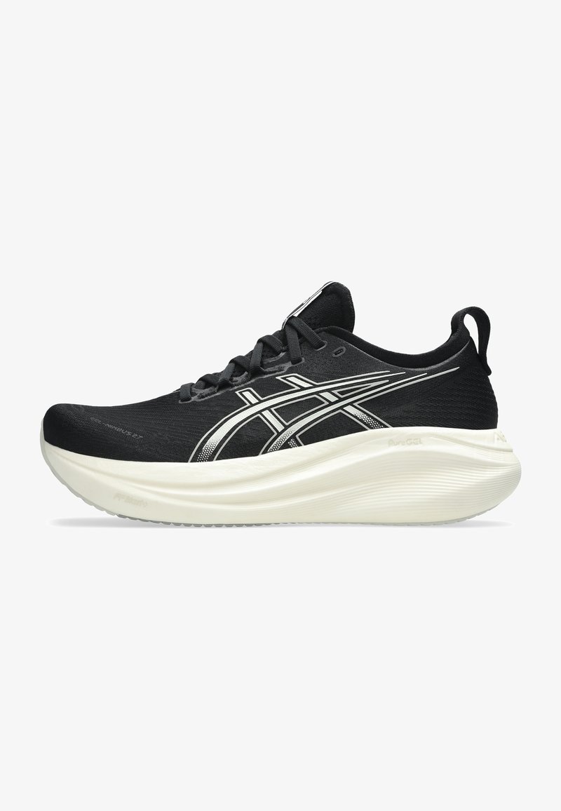 Chaussure de course athlétique noire avec semelle blanche et logo ASICS blanc sur le côté, avec lacets et languette au talon.