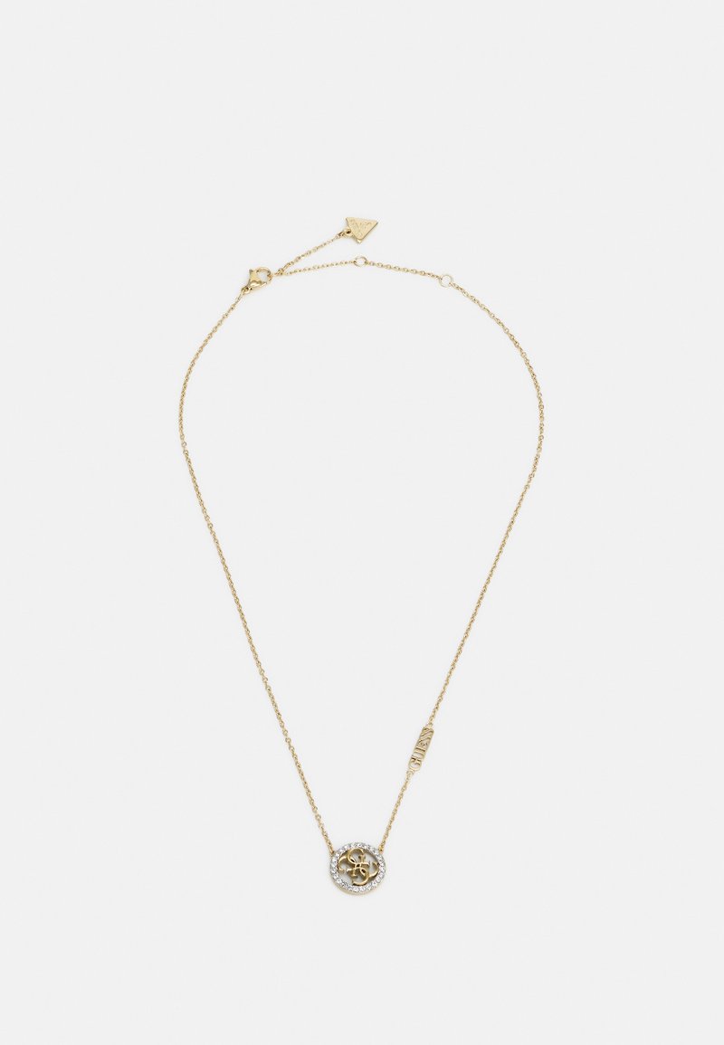 Colar de corrente de ouro com um pendente circular que apresenta um emblema central e uma borda de pedras semelhantes a diamantes. Inclui um fecho com uma etiqueta da marca.
