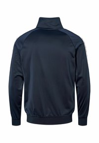 Jachetă sport de culoare albastru închis, cu guler înalt, manșete ribbate și dungi laterale cu modele în culori contrastante. Textură de țesătură netedă.