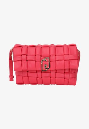 Bolso de mano trenzado de cuero rojo con cierre rectangular dorado y correa de muñeca ajustable sobre fondo blanco liso.
