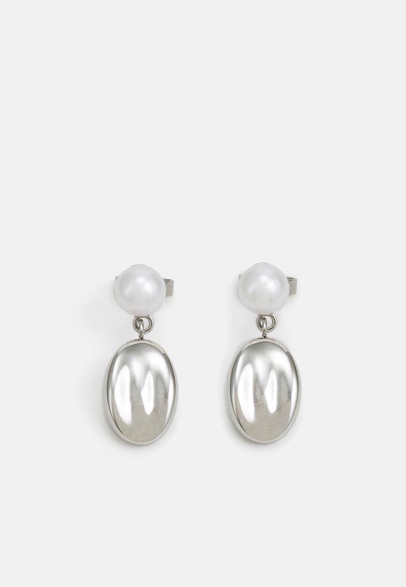 Orecchini pendenti in metallo tono argento con un design ovale liscio. Presentano una perla bianca nella parte superiore. Estetica minimalista e moderna.