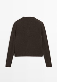 Dunkelbrauner, langärmeliger Strickpullover mit Rundhalsausschnitt sowie gerippten Bündchen und Saum, von hinten auf einem weißen Hintergrund gezeigt.