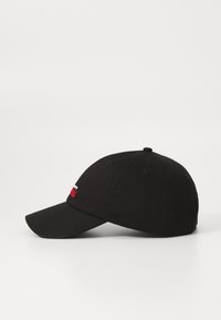 Boné de algodão preto com aba curvada, texto bordado em vermelho e seis ilhós de ventilação na coroa.