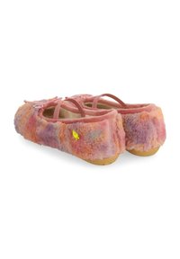 Bailarinas suaves y esponjosas en tonos rosa y pastel, con doble tira, un upper texturizado y una suela contrastante con un pequeño detalle de logo.