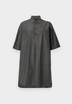 Temno siva kratka obleka s kratkimi rokavi iz teksturirane tkanine, s frontnim gumbom in ukrivljenim robom za sproščen kroj.