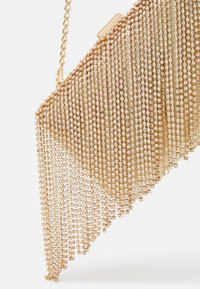 Złota wieczorowa torebka z siateczki ozdobiona kaskadowymi rzędami małych, przejrzystych kryształków oraz delikatnym z�łotym łańcuszkiem.