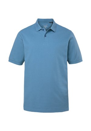 Camiseta polo azul de manga corta con cuello y dos botones sobre un fondo blanco liso.