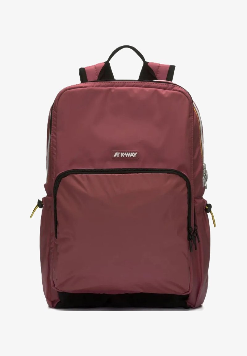 Zaino K-Way color mogano con ampia tasca anteriore con zip, tasche laterali, spallacci imbottiti e maniglia superiore per il trasporto.