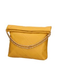 Pochette matelassée jaune avec une sangle en chaîne dorée, dotée d'un rabat supérieur et d'un motif de couture en losange.