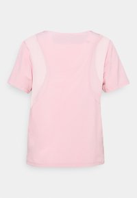 Camiseta atlética de manga corta rosa claro vista desde la parte de atrás, con paneles más claros a lo largo de los hombros y los lados.