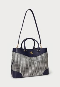Granatowa torebka z teksturowanym białym wzorem w rybią ość, wyposażona w dwie górne uchwyty, odpinany pasek na ramię oraz złote akcenty.