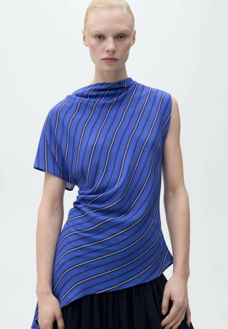 Top a righe blu e bianche con un design asimmetrico, caratterizzato da drappeggi sul davanti, maniche corte e una texture liscia.