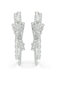 Transparente Kristallohrringe in drehender Form, ausgestattet mit einer Vielzahl von rechteckigen und rundgeschliffenen Steinen mit einer polierten Oberfläche.