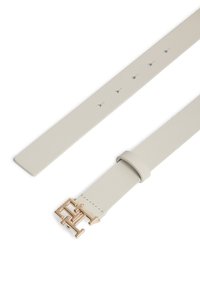 Λουράκι ρολογιού από δέρμα σε ανοιχτό μπεζ χρώμα με ομαλή υφή, που διαθέτει γεωμετρική αγκράφα σε χρυσή απόχρωση και πολλαπλές τρύπες για ρύθμιση.