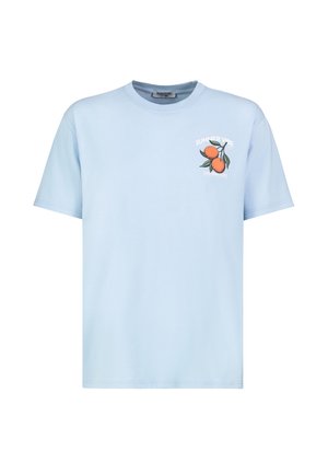 Hellblaues kurzärmeliges T-Shirt mit kleinem orangefarbenem Fruchtgrafik und dem Schriftzug "SUMMER VIBES" auf der oberen linken Brust.