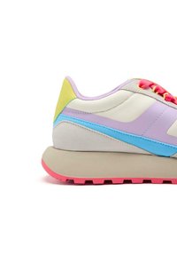 Zapatilla multicolor con un upper de cuero liso y ante en lavanda pálido, azul y amarillo, con una suela y cordones rosas.