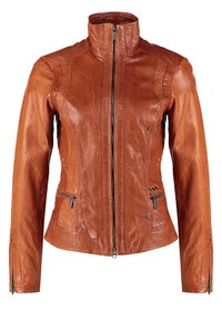 Giubbotto da moto in pelle marrone con colletto alto, chiusura frontale con zip e tasche laterali con zip. Presenta un design aderente e dettagli di cucitura sottili.