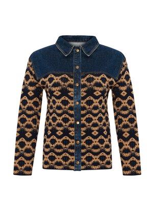 Giacca in denim e fantasia con colletto e parte anteriore blu scuro. Presenta un motivo geometrico marrone e nero, bottoni argentati e maniche lunghe.
