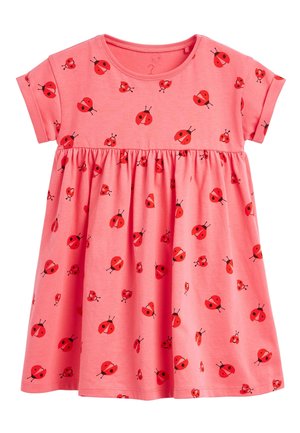 Lyserød bomulds kjole med sammensnoet talje og korte ærmer, dekoreret med røde marihønsprint over hele kjolen.