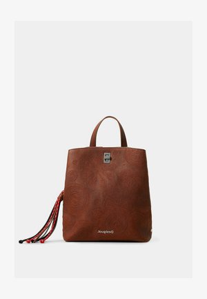 Borsa a tote in pelle marrone con motivi floreali in rilievo, forma quadrata, manici corti e un tassello decorativo con accenti rossi e neri.