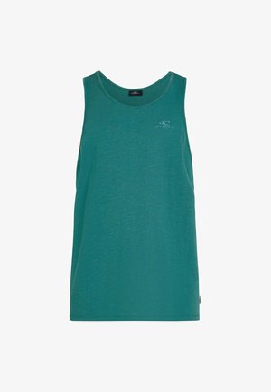 Türkisfarbenes Tanktop aus leichtem Stoff mit Rundhalsausschnitt und kleinem Logo auf der Brust. Glatte Textur mit entspannter Passform.