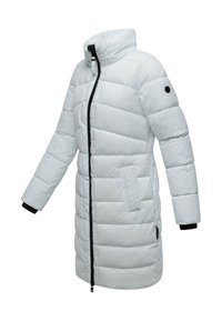 Chaqueta de invierno blanca y acolchada de larga duración con cuello alto, cremallera negra y bolsillos laterales, mostrada con las mangas extendidas.