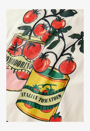 Kolorowa ilustracja pomidorów w dwóch puszkach; jedna oznaczona jako "Pomodorino", a druga jako "Pomidory Włoskie". Zawiera czerwone pomidory, zielone liście i żółte akcenty.