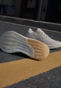 adidas Performance SUPERNOVA STRIDE - Zapatillas running asfalto - putty mauve/zero metallic/spark