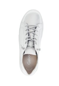 Zilveren leren sneaker met een gladde textuur, vetersluiting aan de voorkant, ronde neus en een gevoerde inlegzool. Merken zijn zichtbaar op de inlegzool.