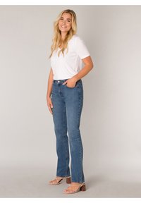 BASE LEVEL ELIF - Straight leg jeans - mid blue