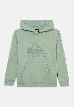 Lysegrøn hættetrøje med forlomme og Quiksilver-logo trykt på brystet.
