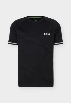 Μαύρο αθλητικό T-shirt με κοντά μανίκια και λεπτό αφηρημένο σχέδιο, λευκό λογότυπο BOSS στο στήθος και λευκές ριγέ μανσέτες.