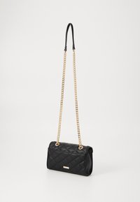 Borsa a tracolla nera trapuntata con forma rettangolare. Presenta una tracolla in catena dorata e accenti in pelle. Texture liscia con una leggera lucentezza.