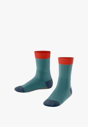 Türkisfarbene Socken mit rotem geripptem Bund, dunkelblauem Fersen- und Zehenbereich, texturiertem Stoff und leuchtend orangefarbenen Akzenten an der Sohle.