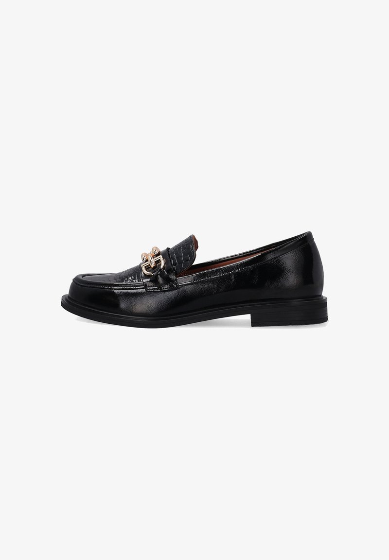Schwarze Lederlackschuhe mit strukturiertem Vorderblatt, ergänzt durch eine goldfarbenen Hardware-Akzent und einer niedrigen, stabilen Sohle. Abgerundete Zehenform, glänzende Oberfläche.