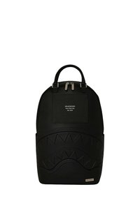 Mochila negra con un acabado texturizado, que presenta patrones en zigzag y un bolsillo frontal. Acentos de hardware plateado y dos cremalleras en la parte superior.